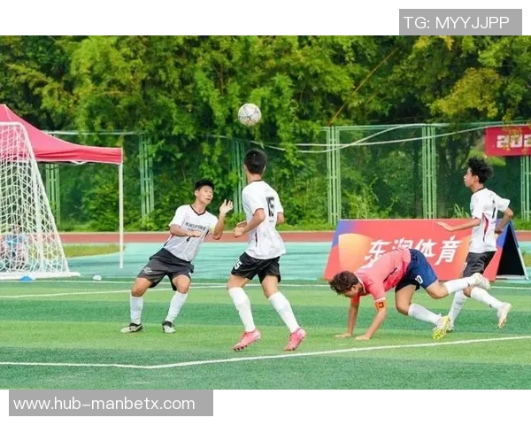 足球队在某次训练中展现团队默契与个人技巧的完美结合